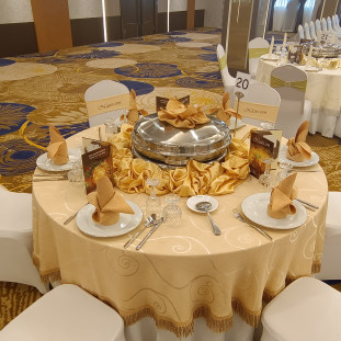 Gallery-Nasta’een is also able to decorate elegant table settings for events like wedding dinners.